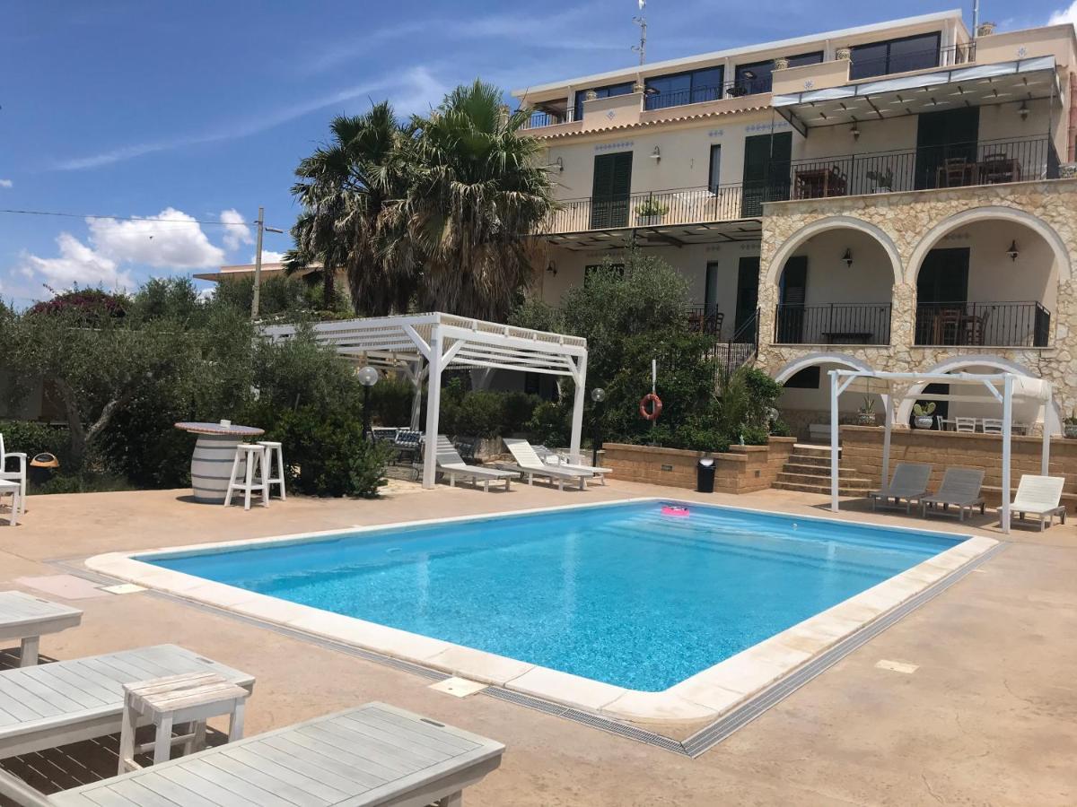 Villa Ceni - Appartamenti Con Camere, Cucina, Wc E Terrazza Sul Mare In Villa Con Piscina, Giardino E Parcheggio Маринелла Экстерьер фото