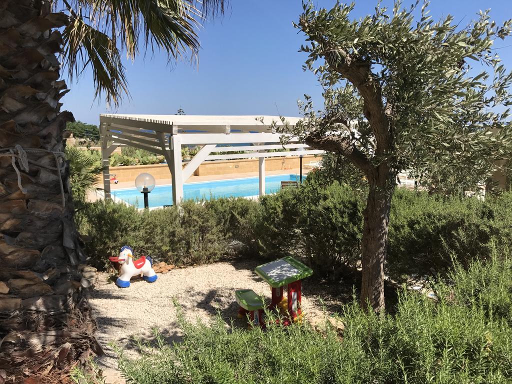 Villa Ceni - Appartamenti Con Camere, Cucina, Wc E Terrazza Sul Mare In Villa Con Piscina, Giardino E Parcheggio Маринелла Экстерьер фото