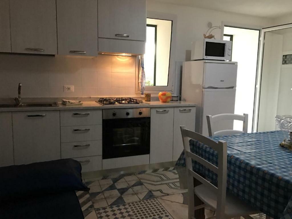 Villa Ceni - Appartamenti Con Camere, Cucina, Wc E Terrazza Sul Mare In Villa Con Piscina, Giardino E Parcheggio Маринелла Экстерьер фото