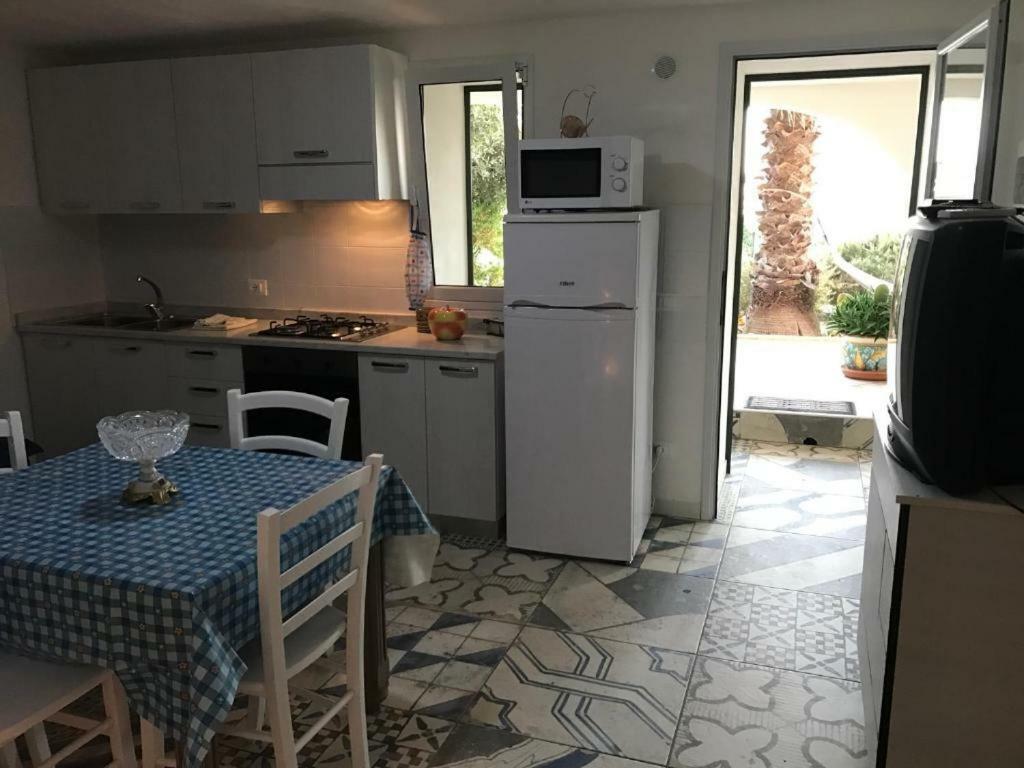 Villa Ceni - Appartamenti Con Camere, Cucina, Wc E Terrazza Sul Mare In Villa Con Piscina, Giardino E Parcheggio Маринелла Экстерьер фото