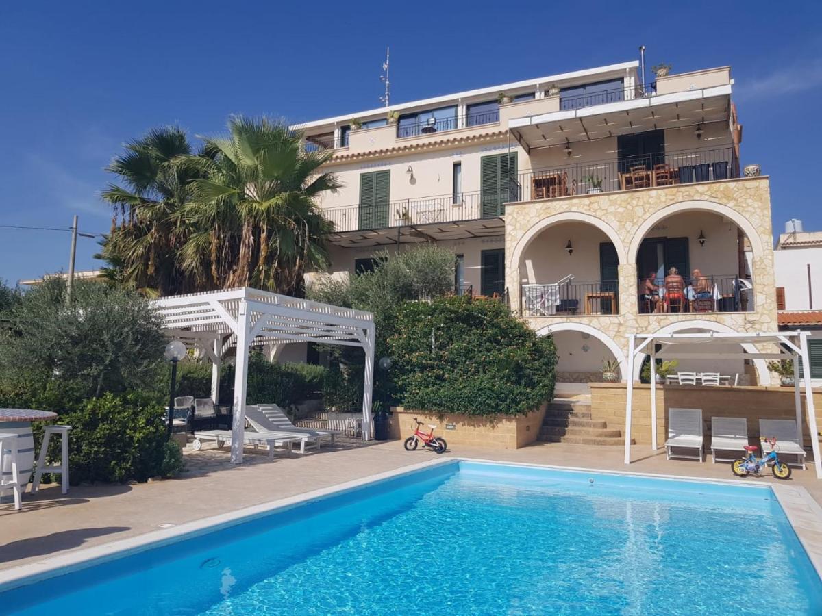 Villa Ceni - Appartamenti Con Camere, Cucina, Wc E Terrazza Sul Mare In Villa Con Piscina, Giardino E Parcheggio Маринелла Экстерьер фото